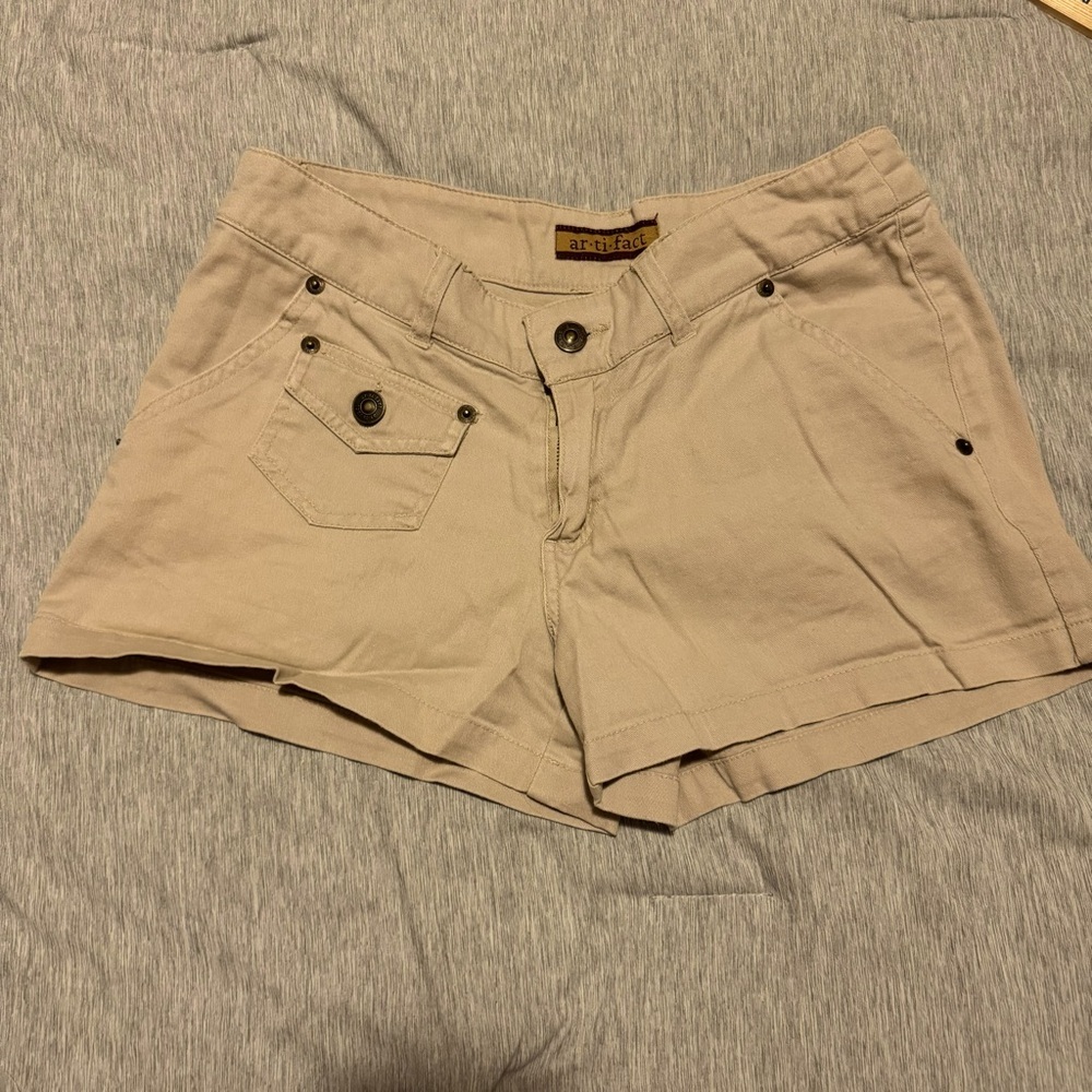 Artifact shorts size 7